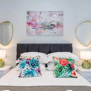 5 Star - The Ulsterville Residences - Free On-site Parking Apartment